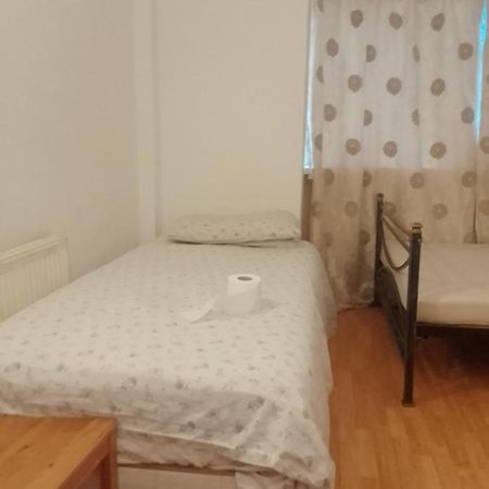 Private Rooms In 3 Bedroom Flat!! Londra Exterior foto