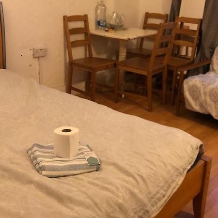Private Rooms In 3 Bedroom Flat!! Londra Exterior foto