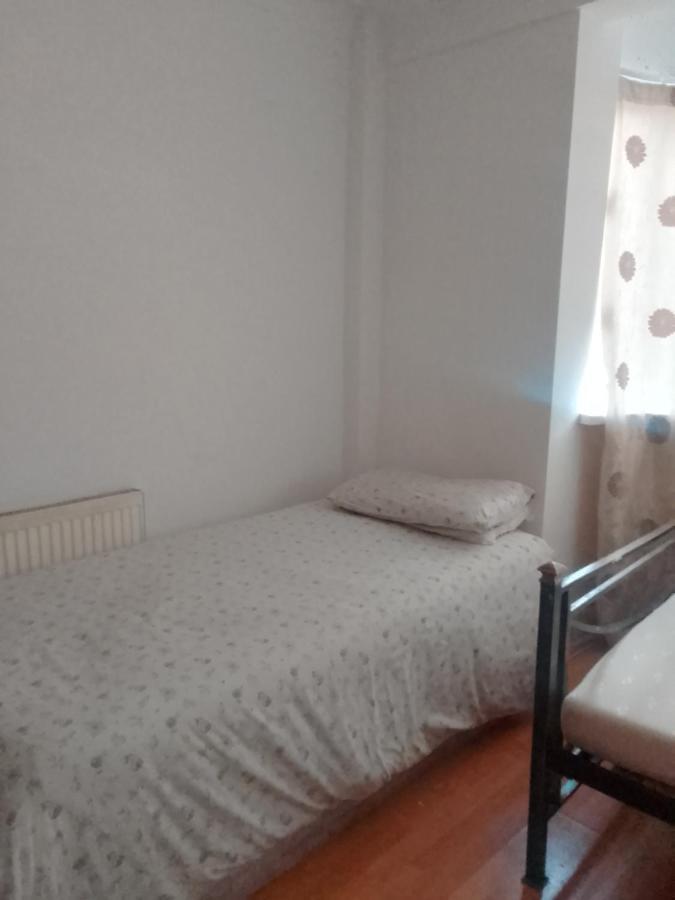 Private Rooms In 3 Bedroom Flat!! Londra Exterior foto