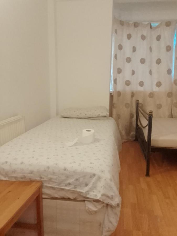 Private Rooms In 3 Bedroom Flat!! Londra Exterior foto