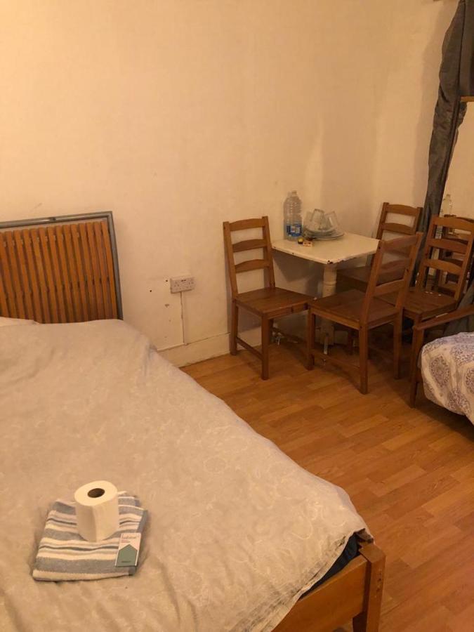 Private Rooms In 3 Bedroom Flat!! Londra Exterior foto