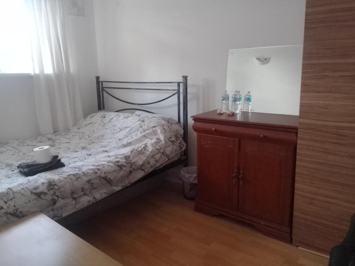 Private Rooms In 3 Bedroom Flat!! Londra Exterior foto