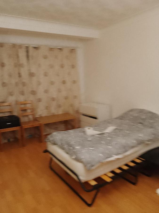 Private Rooms In 3 Bedroom Flat!! Londra Exterior foto