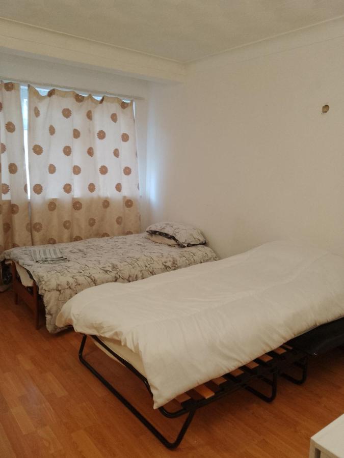Private Rooms In 3 Bedroom Flat!! Londra Exterior foto