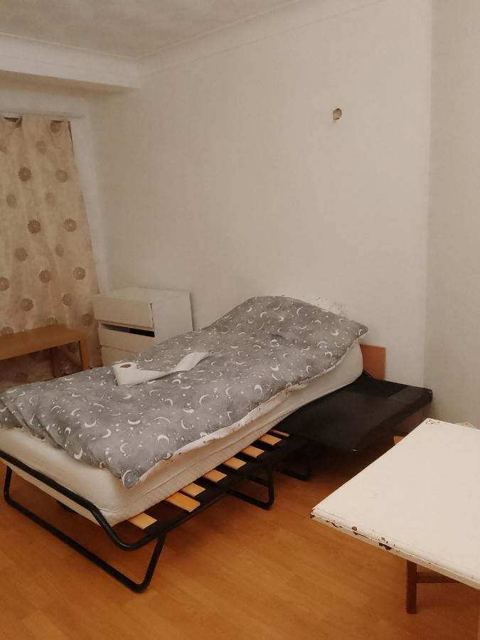 Private Rooms In 3 Bedroom Flat!! Londra Exterior foto