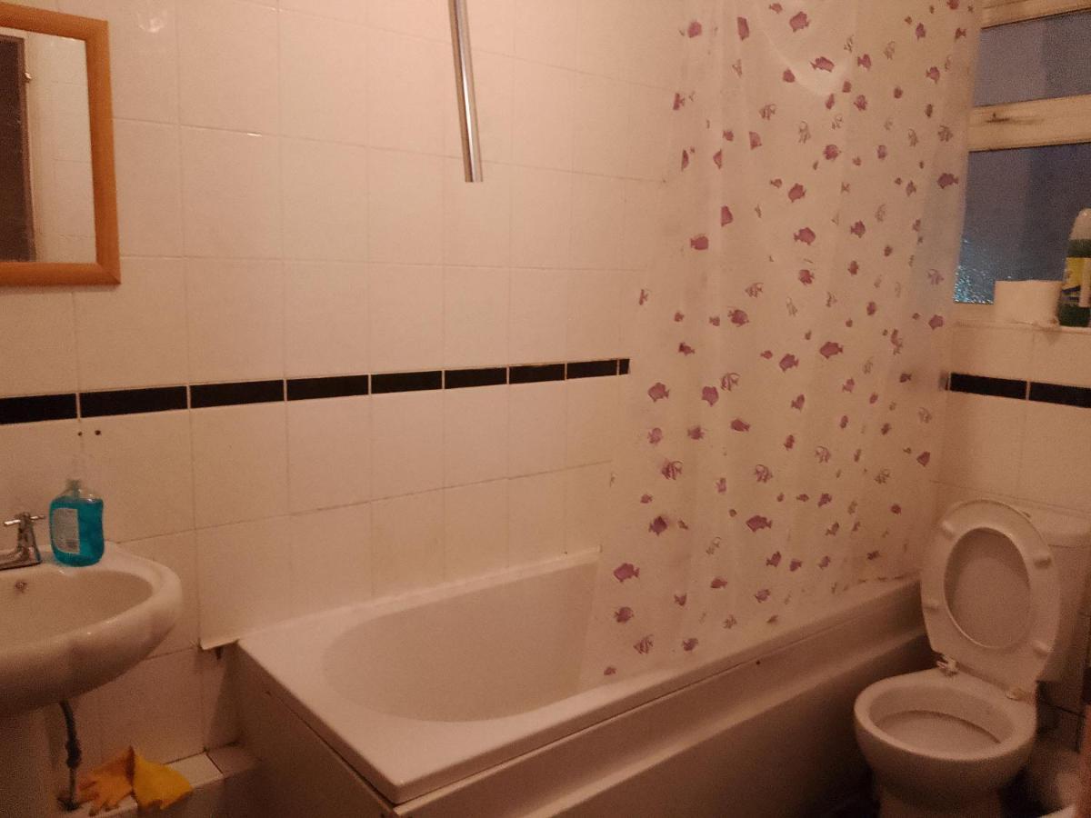 Private Rooms In 3 Bedroom Flat!! Londra Exterior foto